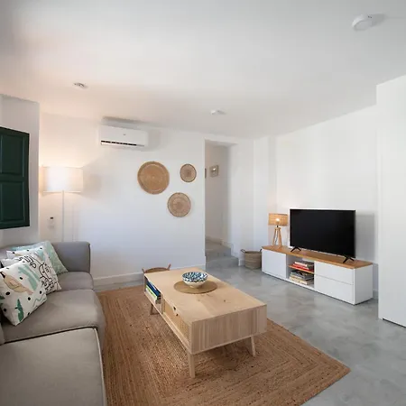Lovely House In Peaceful Courtyard Apartment